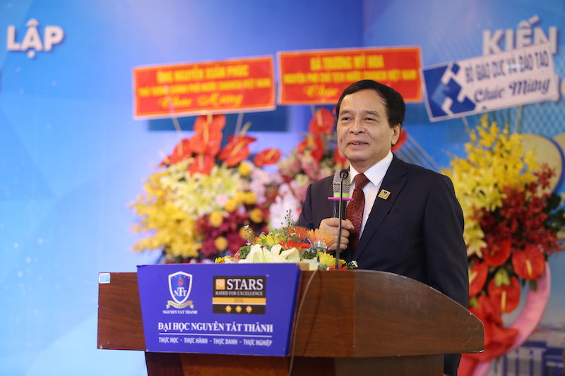 PGS.TS Nguyễn Mạnh Hùng, Hiệu trưởng nhà trường phát biểu tại buổi lễ.