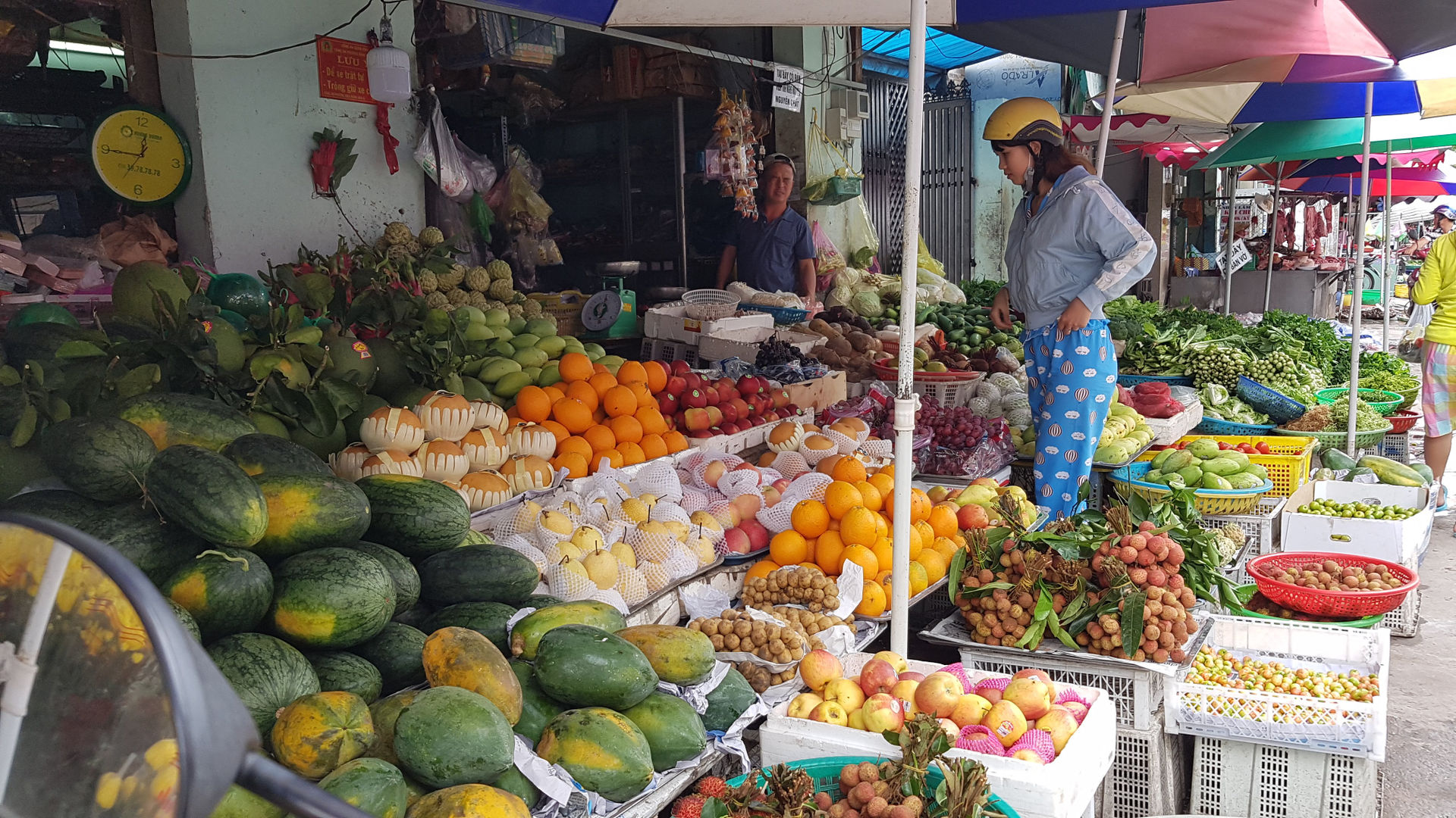 Gian hàng trái cây tại chợ Bình Long, quận Bình Tân - Ảnh: Cẩm Viên