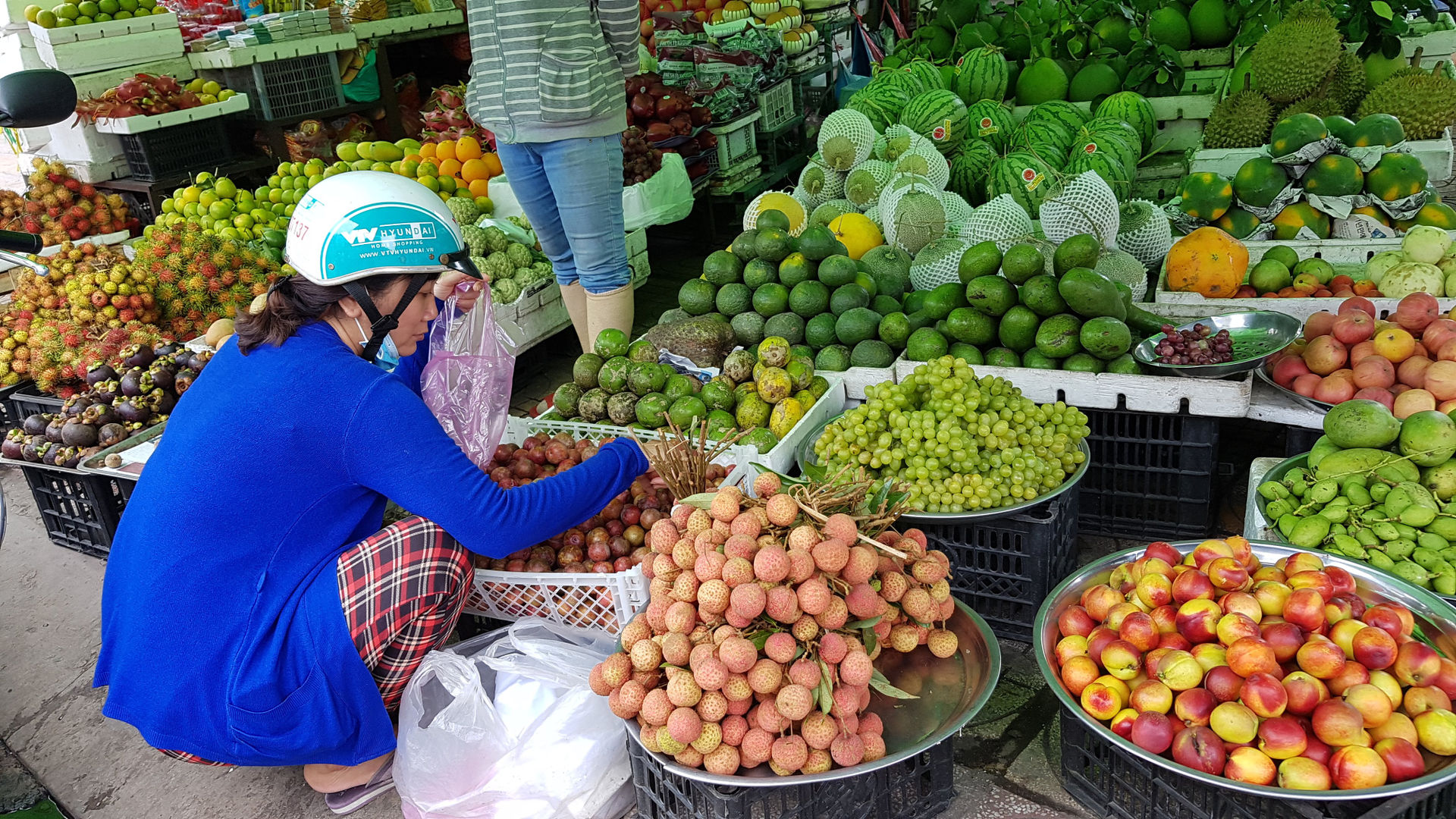 Giá trái cây tại chợ Tân Hương cao hơn các chợ - Ảnh: Cẩm Viên