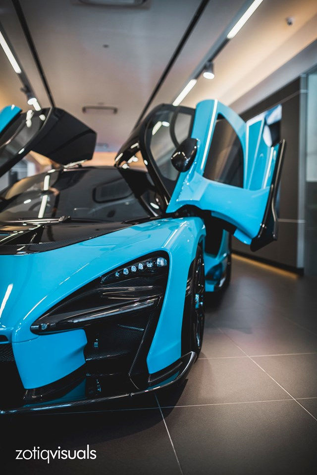   Cận cảnh màu sơn Fistral Blue trên siêu xe McLaren Senna tại Singapore.  