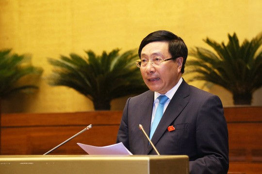 Phó Thủ tướng, Bộ trưởng Bộ Ngoại giao Phạm Bình Minh trong một lần giải trình làm rõ một số vấn đề đại biểu Quốc hội nêu - Ảnh: Quochoi.vn