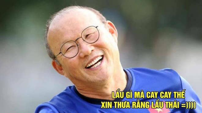   “Lầu gì mà cay thế, xin thưa rằng lẩu Thái”, hình ảnh hài hước của huấn luyện viên Park Hang-seo được dân mạng sử dụng để chế ảnh.  