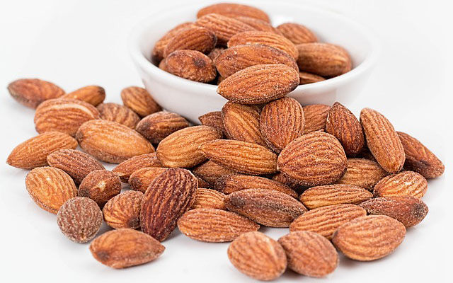 almonds-1768792_640