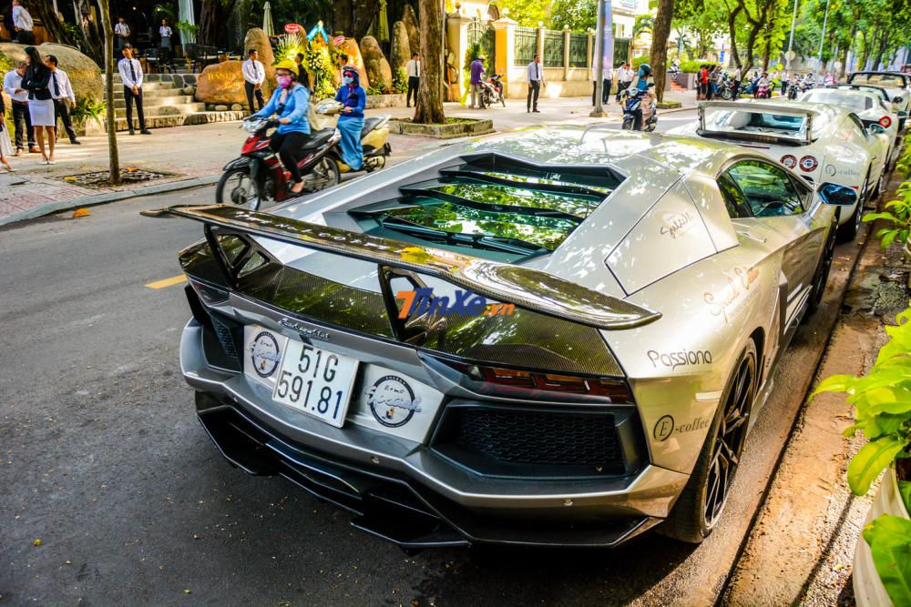   Lamborghini Aventador LP700-4 độ body kit sợi carbon DMC mang màu xám   