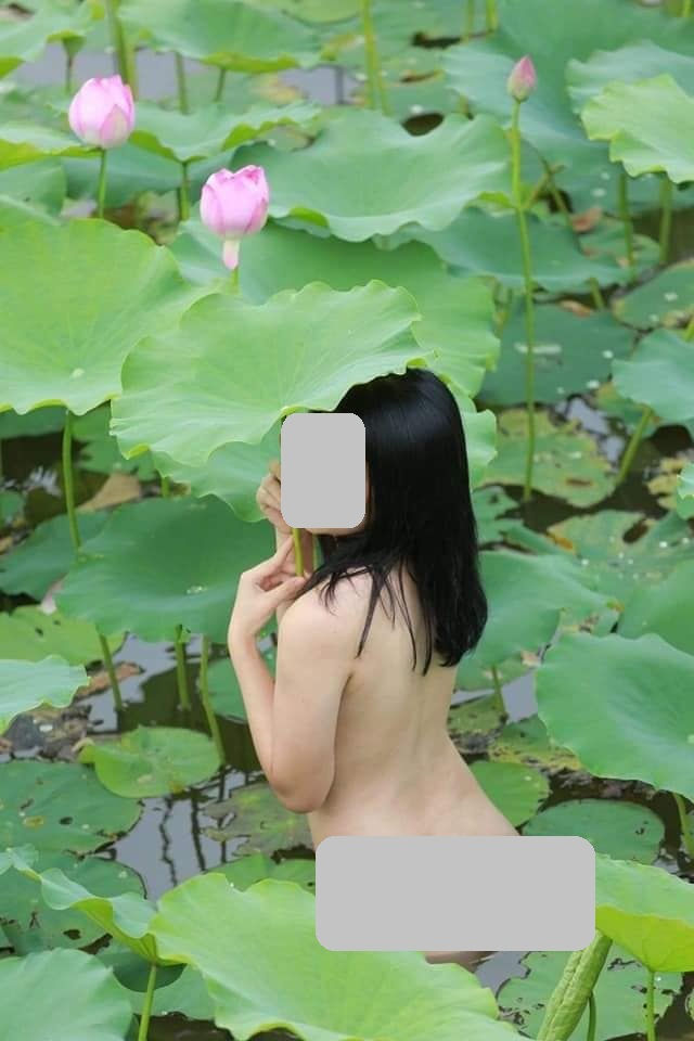 Cô gái khỏa thân chụp ảnh dưới hồ sen đang 