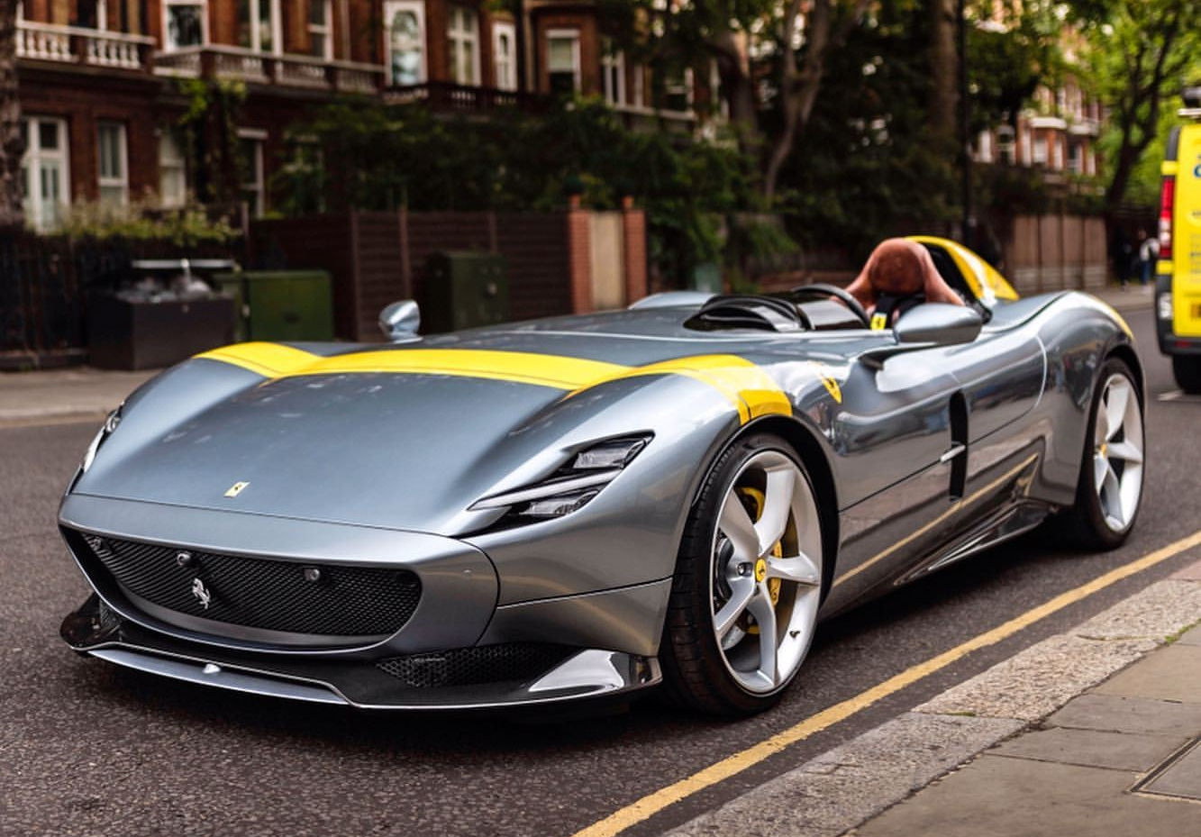 Ferrari Monza SP1 trên đường phố London.