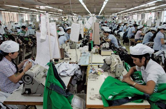   Công nhân làm việc tại một nhà máy ở Việt Nam. Ảnh: Asia News.   