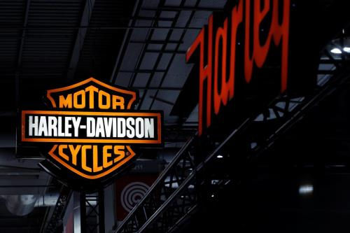                 Biểu tượng Harley Davidson ở Paris (Pháp). Ảnh: reuters.