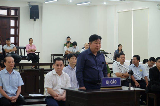   Cựu thứ trưởng Bùi Văn Thành trước tòa.  
