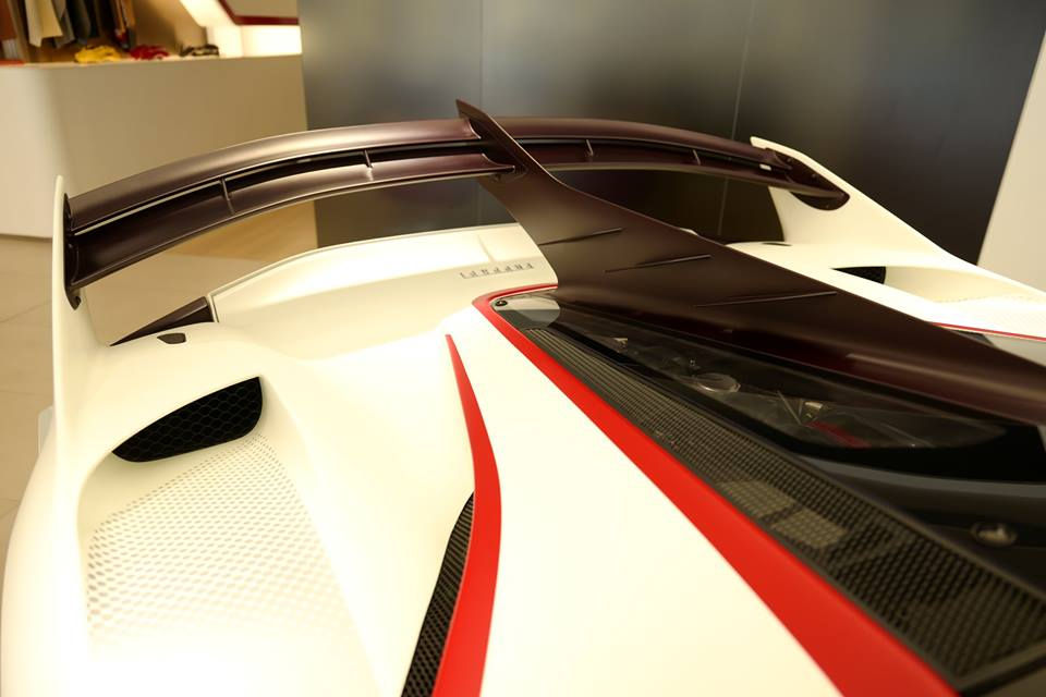 Ngoại thất xe bao gồm màu sơn trắng, sọc đỏ còn có vô số chi tiết bằng sợi carbon.