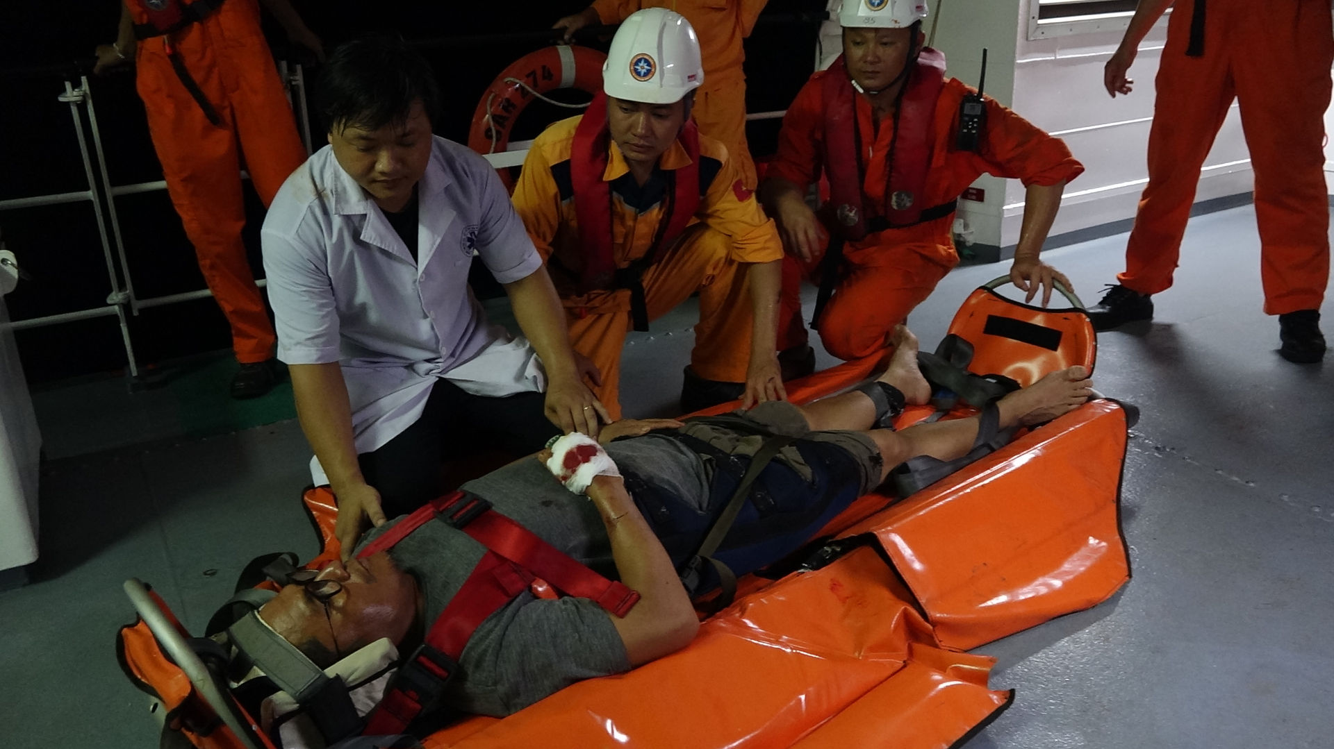 Thuyền viên Philippines được đưa vào bờ cấp cứu an toàn