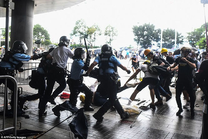  Một cuộc đụng độ giữa cảnh sát và người biểu tình (Ảnh: AFP)