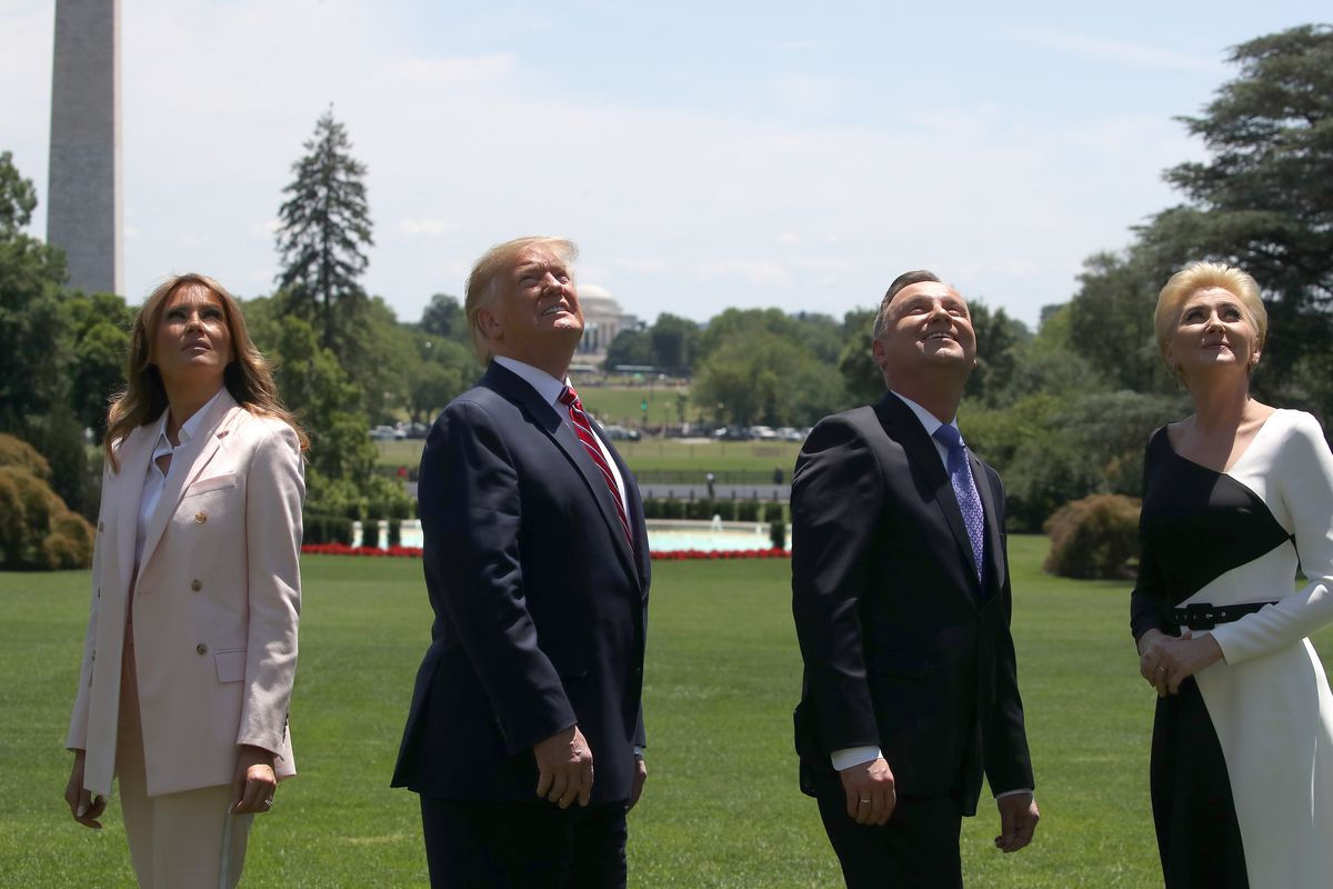   Tổng thống Mỹ Trump và Tổng thống Ba Lan Andrzei Duda cùng hai phu nhân xem cảnh F-35 trình diễn trên bầu trời Nhà Trắng.  