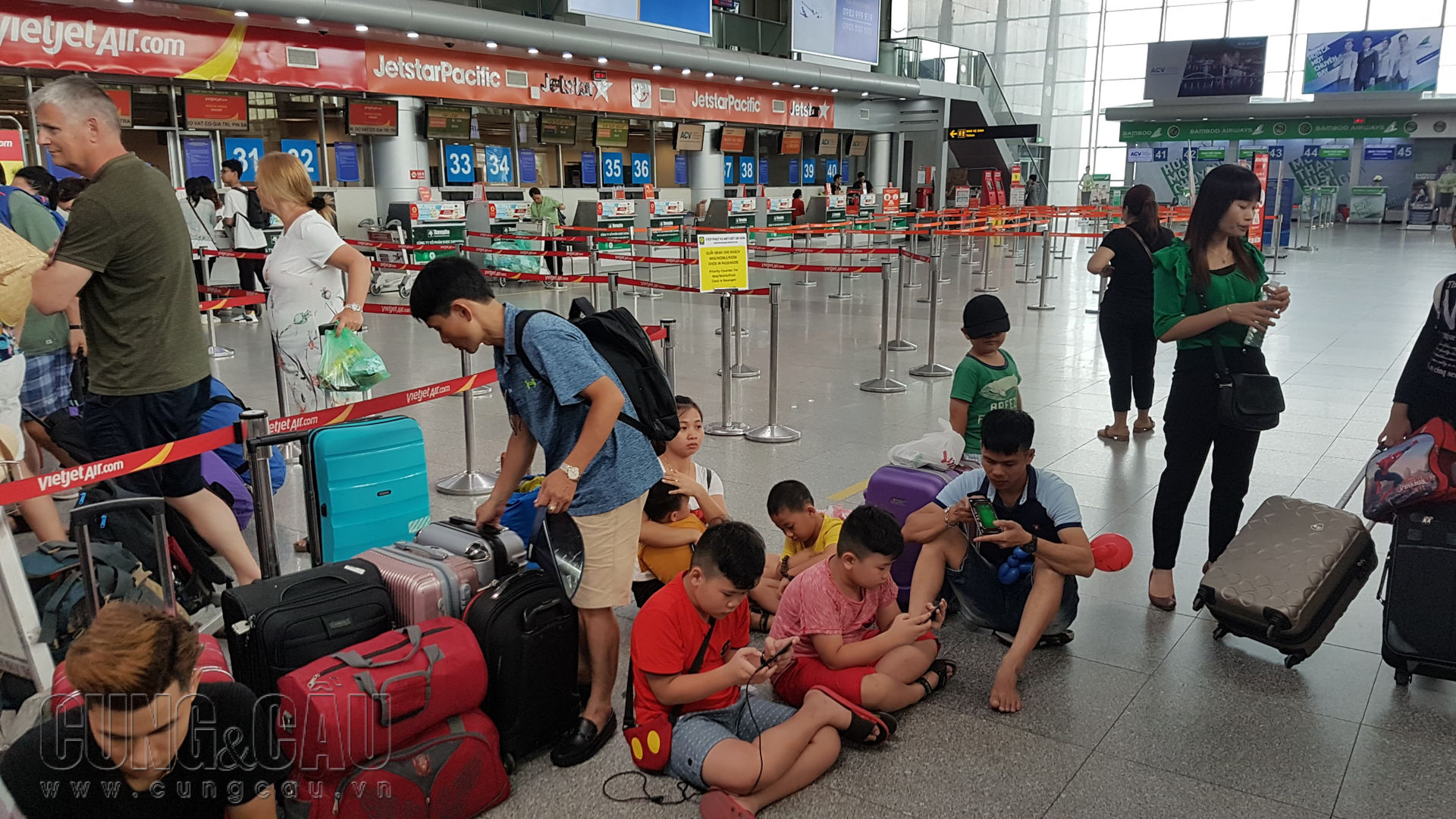 Khách hàng nằm vạ vật ở sân bay Đà Nẵng vì chuyến bay bị hoãn ngày 15/6 từ 7h55 đến 23h.