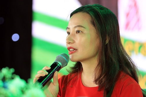 Bà Dương Thị Thùy Dung (Giám đốc cấp cao CBRE Việt Nam) tư vấn cho các nhà đầu tư