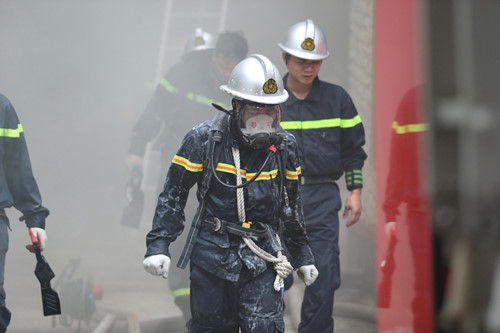 Do đám cháy có rất nhiều khói nên lực lượng cứu hộ khó tiếp cận hiện trường.