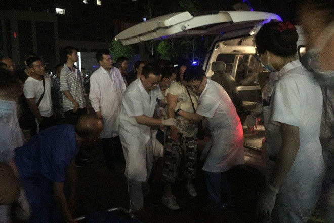 Các nạn nhân bị thương trong vụ động đất được đưa đi cấp cứu.