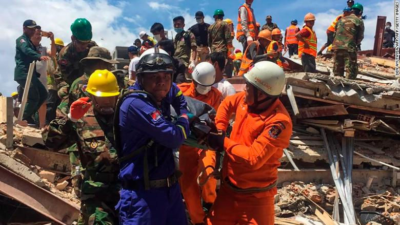   Lực lượng cứu hộ đưa nạn nhân ra khỏi đống đổ nát của tòa nhà 7 tầng bị sập ở Sihanoukville, Campuchia ngày 22/6.   