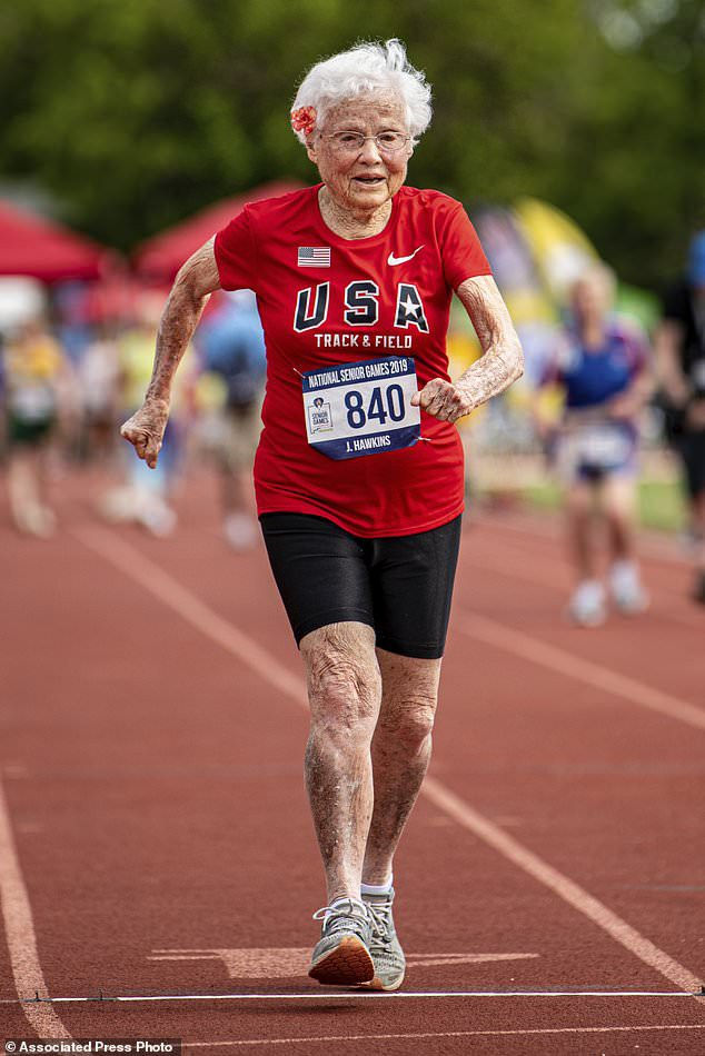 Cụ bà 103 tuổi vô địch giải chạy bộ nước Mỹ chia sẻ bí quyết sống lâu và hạnh phúc