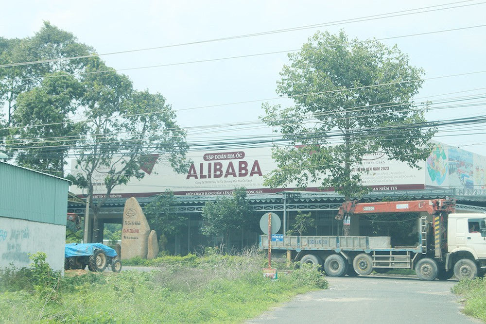  Dòng chữ Tập đoàn địa ốc Alibaba tại dự án khu dân cư Alibaba Tân Thành. ẢNH: NGUYỄN LONG