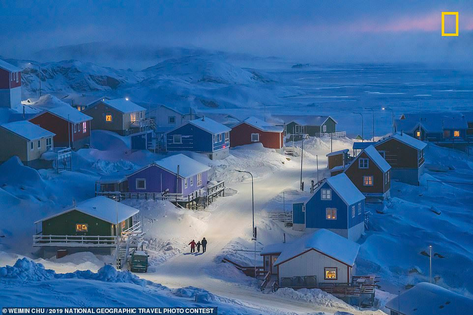 Trải nghiệm 3 tháng ở Greenland (thuộc Vương quốc Đan Mạch) để ghi lại cuộc sống xứ sở có khí hậu Bắc cực, Weimin Chu đã chụp lại hình ảnh những ngôi nhà đầy màu sắc của một làng chài phía Tây Bắc – làng Upernavik. Chính sự tương phản giữa thiên nhiên khắc nghiệt, đơn sắc với sự rực rỡ của những ngôi nhà cổ kính trong ảnh đã mang về cho nhiếp ảnh gia người Trung Quốc giải Quán quân.