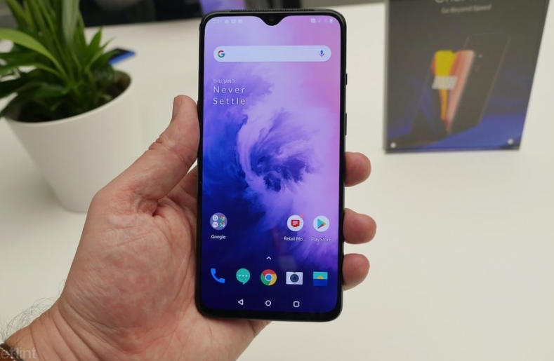 ASUS ZenFone 6 và OnePlus 7 Pro, nên mua smartphone nào?