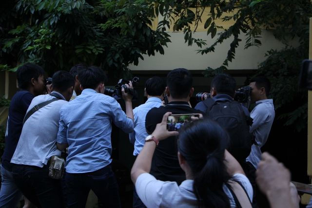 Nguyễn Hữu Linh chui trong nhà vệ sinh chốt cửa khi đến tòa  