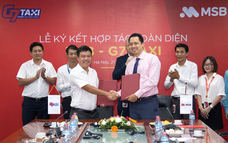  Ông Huỳnh Bửu Quang-Tổng giám đốc MSB và ông Nguyễn Anh Quân-Tổng giám đốc G7 Taxi đại diện hai bên ký thỏa thuận hợp tác.  