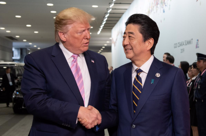 Tổng thống Donald Trump bắt tay với Thủ tướng Shinzo Abe tại hội nghị thượng đỉnh G20 ngày 28/6.