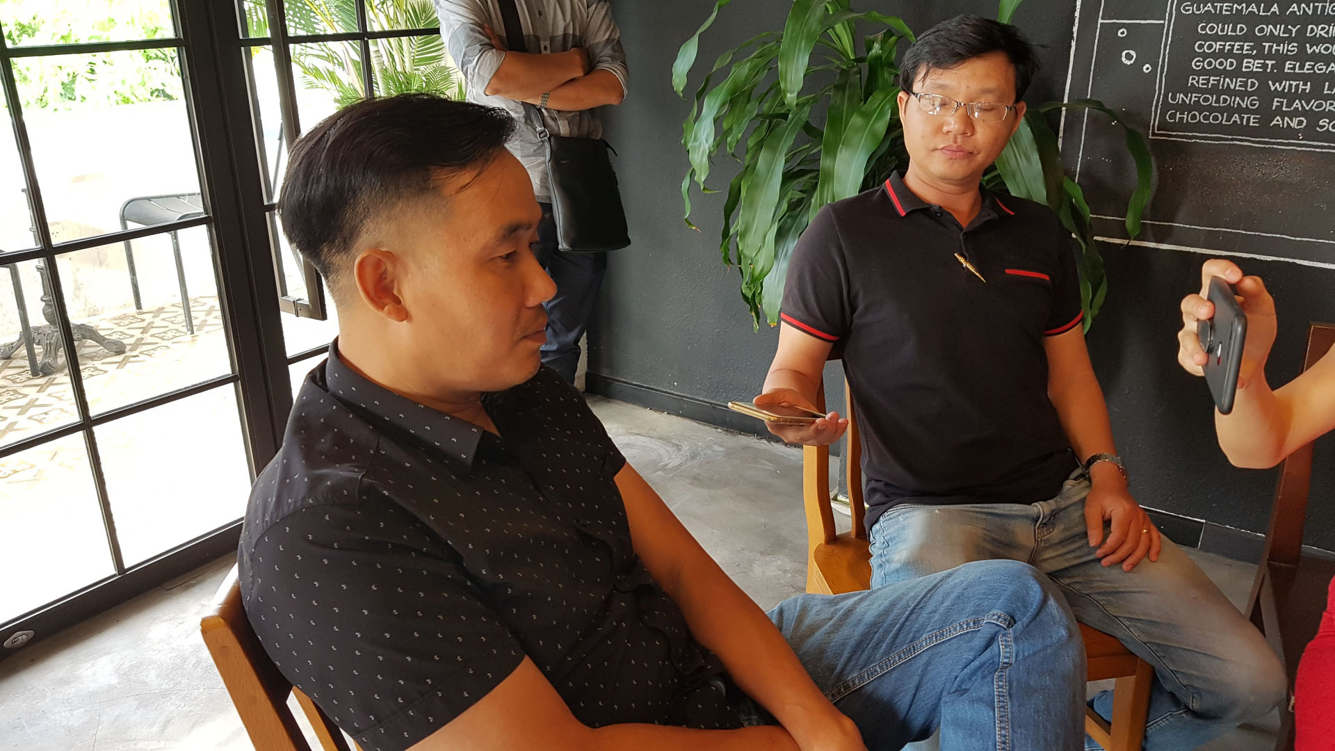 Anh Nguyễn Công Đạt (bìa trái) công ty vừa kí hợp đồng với BigC vẫn nhận được mail ngưng thu mua sản phẩm từ BigC - Ảnh: Cẩm Viên