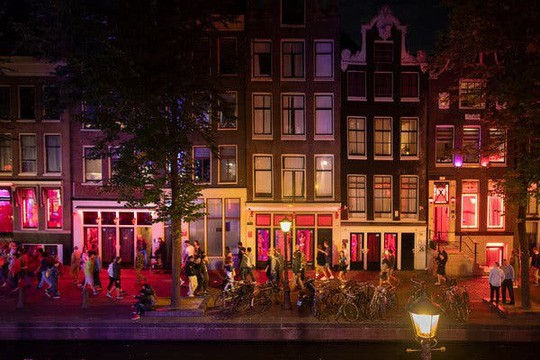   Hoạt động mại dâm đằng sau những ô cửa sổ tại phố đèn đỏ ở TP Amsterdam. Ảnh: The New York Times.  