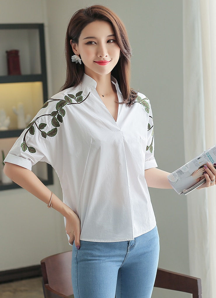 Áo sơ mi trắng kết hợp cùng quần jean là gợi ý dành cho bạn gái yêu thích vẻ đẹp trẻ trung, năng động hơn.