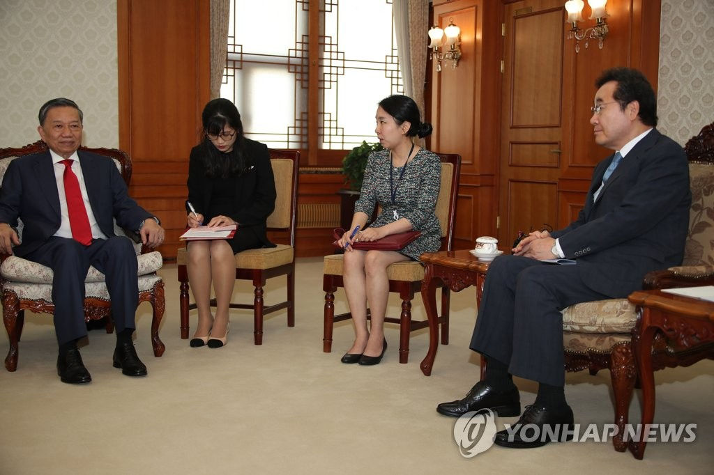   Thủ tướng Hàn Quốc Lee Nak-yon (ngoài cùng bên phải) gặp mặt Bộ trưởng Bộ Công an Việt Nam Tô Lâm hôm 8/7 tại Hàn Quốc.  