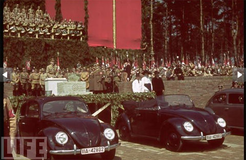   Hitler trong một buổi lễ ở nhà máy Volkswagen năm 1938 cùng với những chiếc Beetle đầu tiên. Ảnh: Life.  