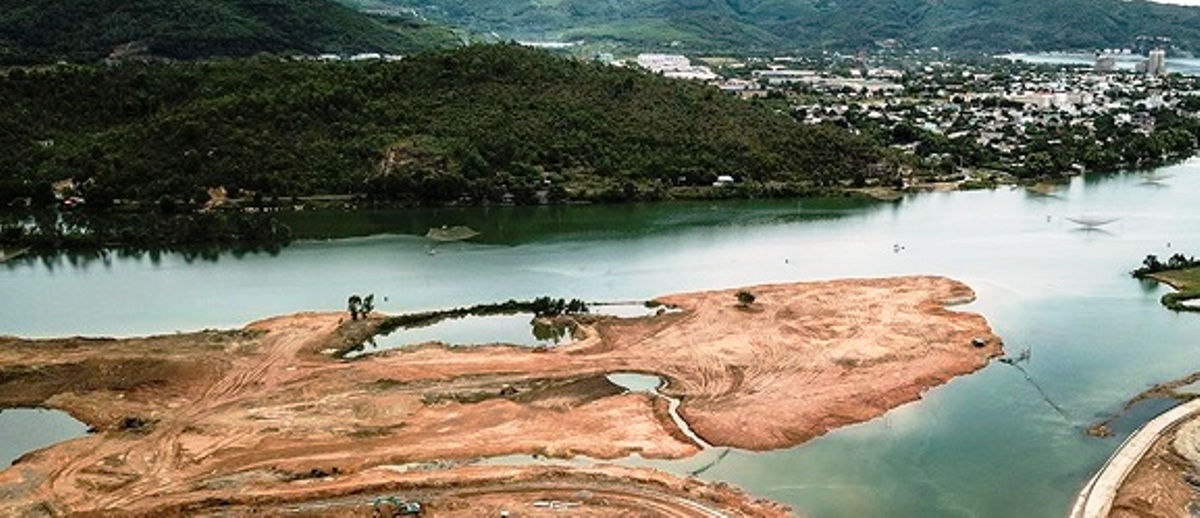 Công ty CP Trung Nam bị xử phạt số tiền 40 triệu đồng vì lấn sông trái phép.