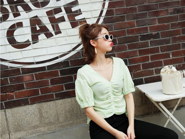 Tạo sự đáng yêu cho nàng từ chiếc áo blouse dây rút.