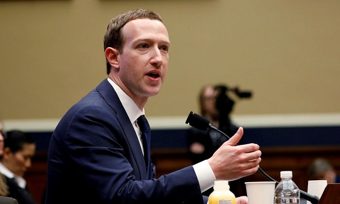 CEO Facebook, Mark Zuckerberg, trong một phiên điều trần tại Thượng viện Mỹ. Ảnh: AP.