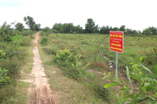  UBND xã Tân Hiệp, huyện Hóc Môn, TP.HCM gắn biển cảnh báo giao dịch đất nền trái phép. 