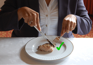 Cách dùng dao, nĩa theo phong cách châu Âu và Mỹ 