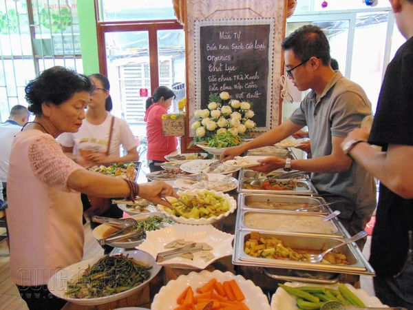 Quán buffet chay tùy tâm giữa lòng Sài Gòn: “Ăn tùy bụng, trả tùy tâm”