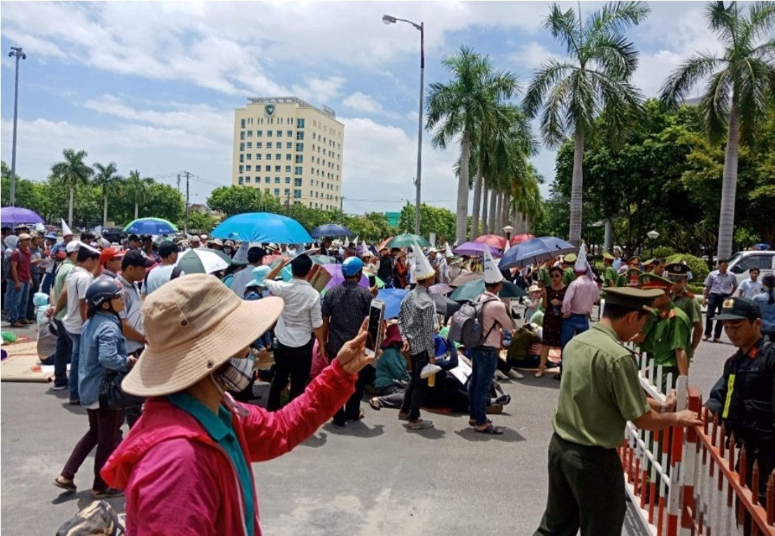 Hơn 1.000 khách hàng của Công ty CP Bách Đạt An kéo đến trụ sở UBND tỉnh Quảng Nam cầu cứu hồi tháng 4/2019.