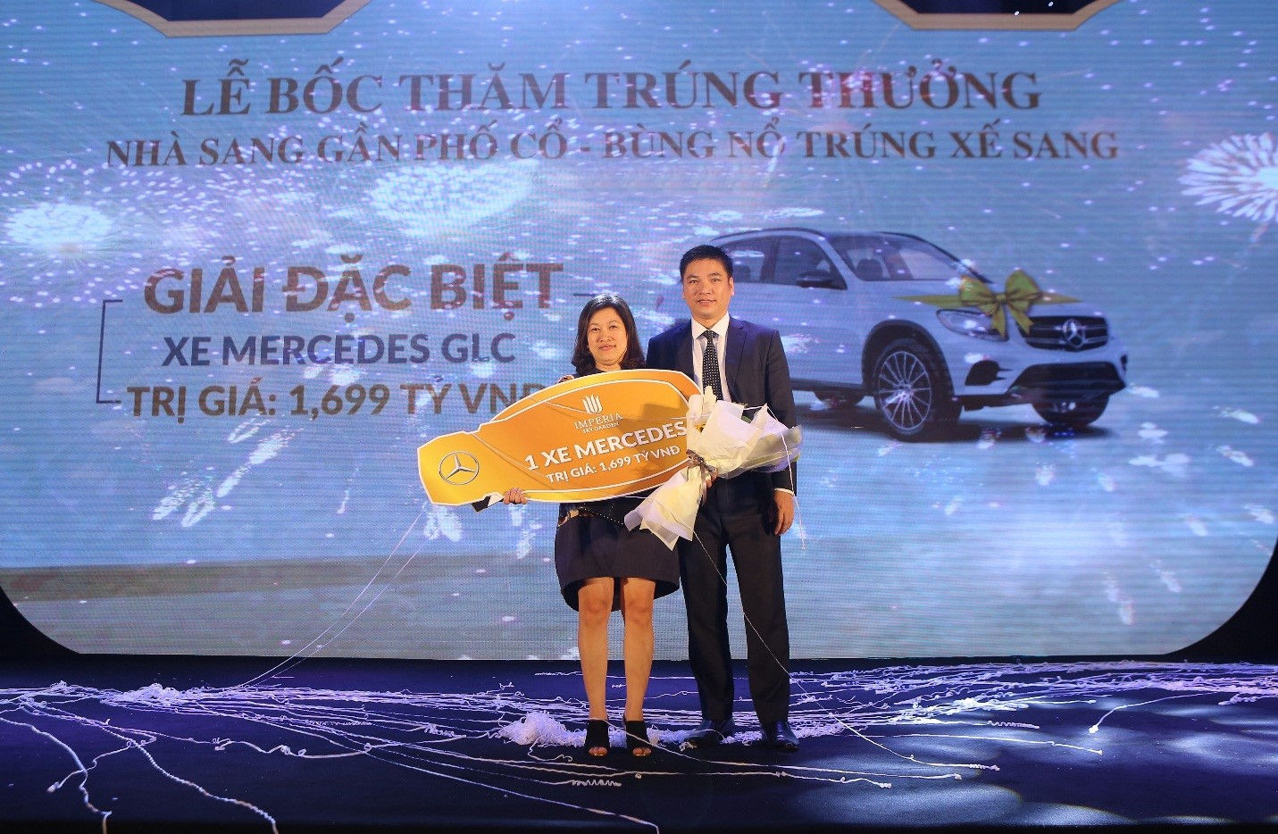 TGĐ MIK Home Chu Thanh Hiếu trao thưởng xe Mercedes cho khách hàng  