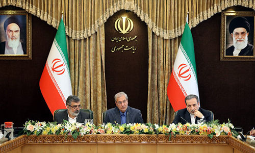 Người phát ngôn Cơ quan Năng lượng Nguyên tử Iran Behrouz Kamalvandi, phát ngôn viên chính phủ Ali Rabiei và Thứ trưởng Ngoại giao Abbas Araghchi trong buổi họp báo ở phủ tổng thống tại Tehran hôm 7/7. Ảnh: AFP.