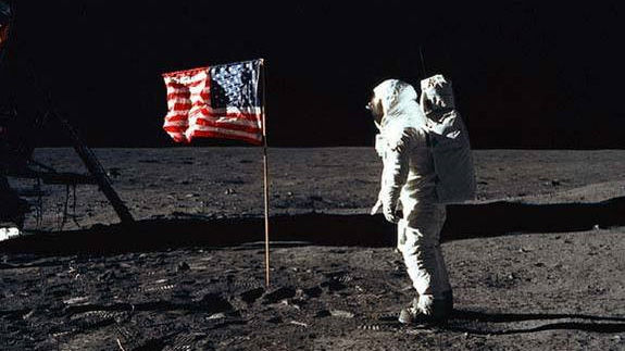   Phi hành gia Buzz Aldrin đứng bên cạnh lá cờ của Mỹ cắm trên Mặt trăng, gần vị trí của thiết bị hạ cánh Lunar trong chuyến bay của Apollo 11. Ảnh: NASA  