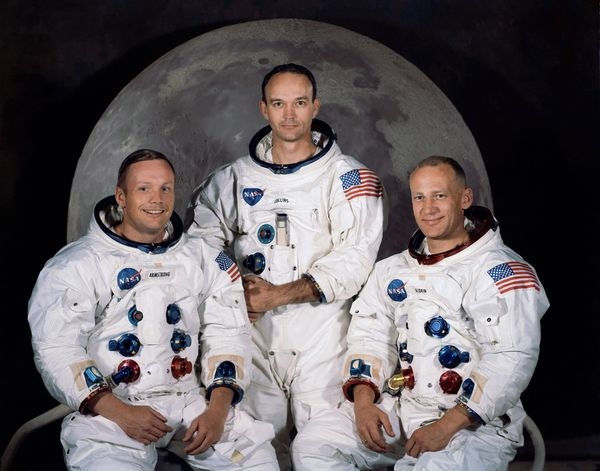   Phi hành đoàn hạ cánh thành công lên Mặt Trăng: Neil Armstrong (trái), Michael Collins (giữa) và Buzz Aldrin. Armstrong và Aldrin là hai phi hành gia sau đó đặt chân lên Mặt Trăng. Collins ở lại modul bay trên quỹ đạo của Apollo 11. Ảnh: NASA  