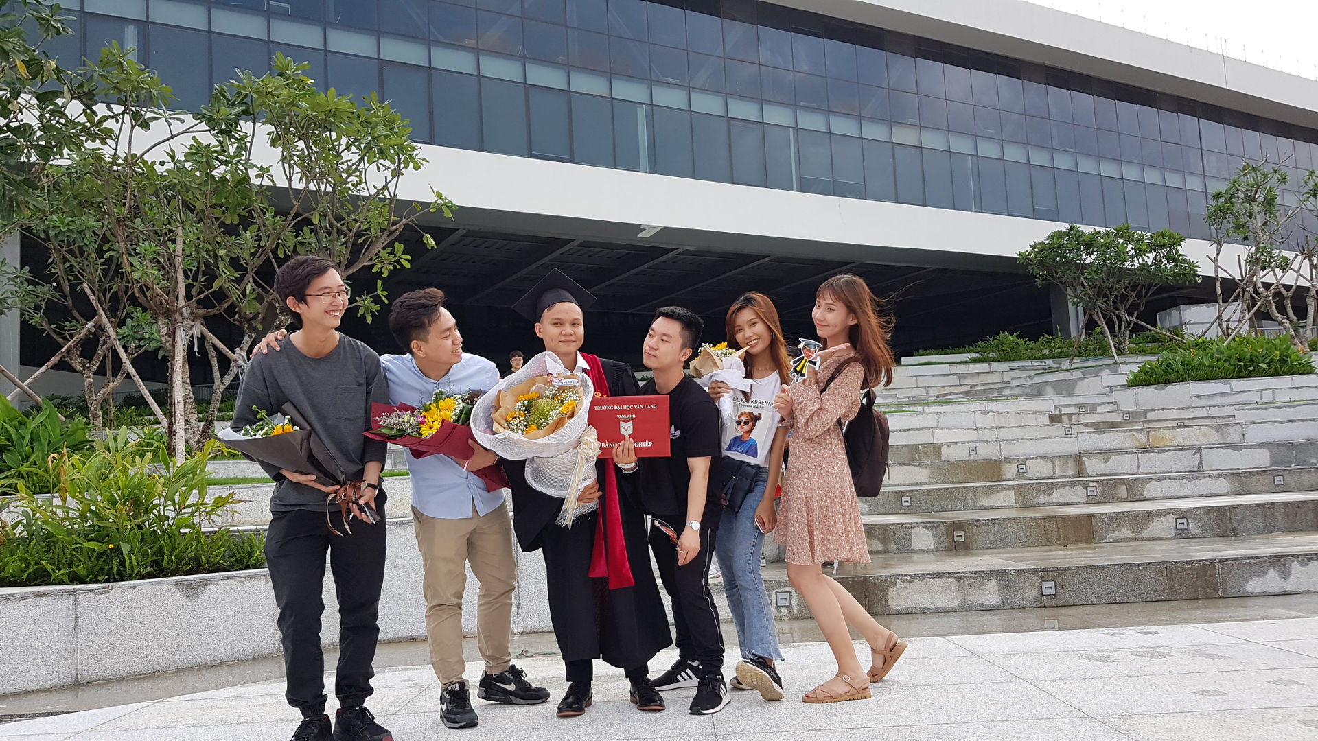 Kiến trúc hiện đại trường đại học Văn Lang khiến nhiều sinh viên thích thú vì nơi nào cũng là góc sống ảo - Ảnh: Cẩm Viên
