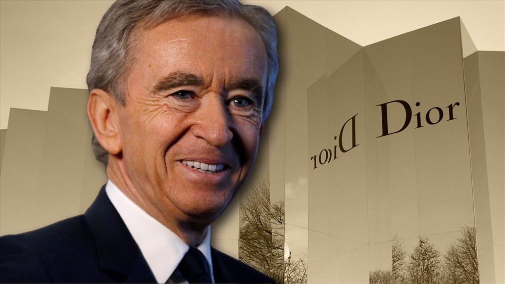   Năm 1979, ông trở thành Chủ tịch công ty của gia đình. Theo Bloomberg, tỉ phú Arnault tiến vào thị trường hàng hóa xa xỉ vào năm 1984 bằng cách mua lại một Tập đoàn dệt may sở hữu nhãn hiệu Christian Dior.  