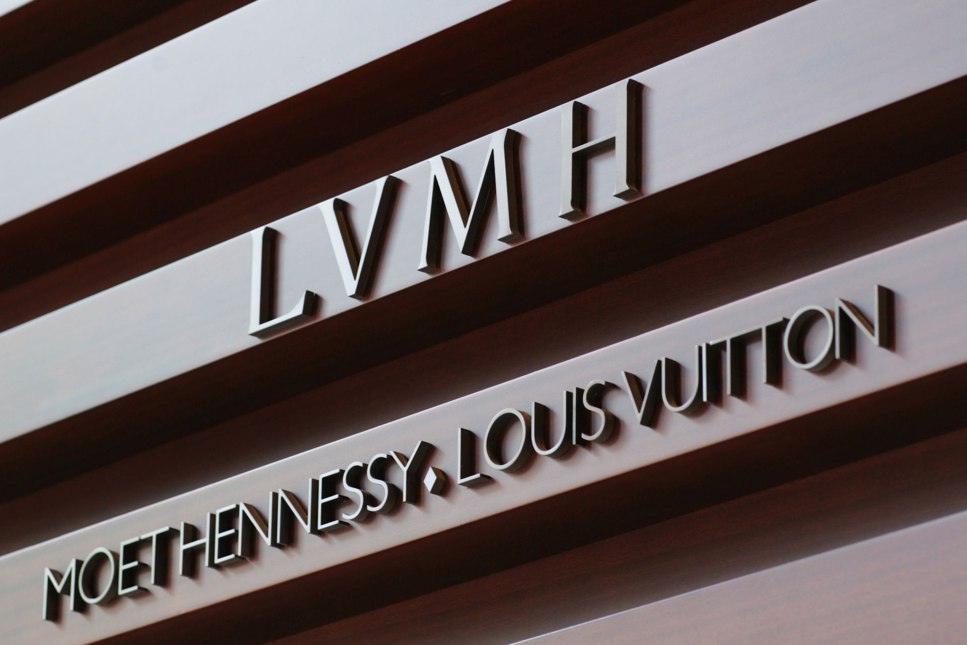   LVMH sở hữu những thương hiệu như Louis Vuitton, Christian Dior, Bvlgari, Hublot, Zenith...  
