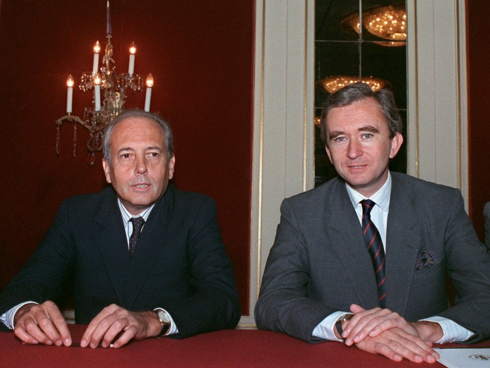   Bernard Arnault (phải) cùng Chủ tịch Henri Racamier của LVMH trong một cuộc đàm phán kinh doanh tại Paris năm 1988.  