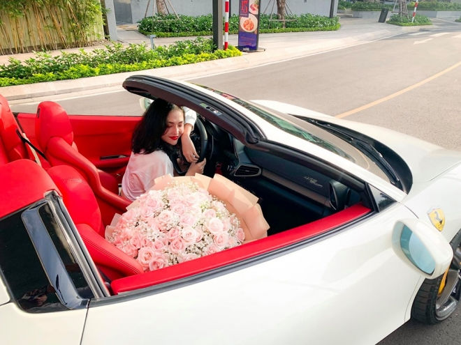  Hot girl Sài thành tậu siêu xe mui trần Ferrari 458 Spider. Ảnh: An Khương